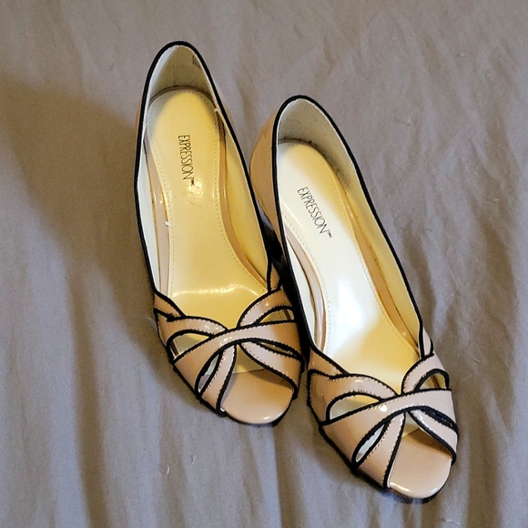 Blush pink, peep toe heel Size 6.5 US - Picture 2 of 5